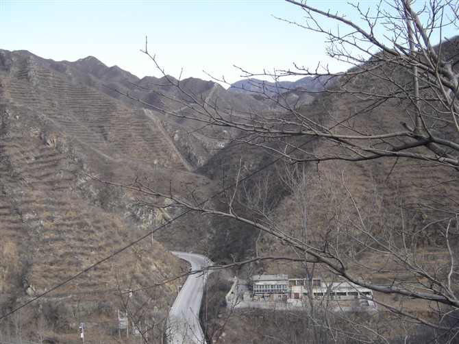 顶风爬东方红中