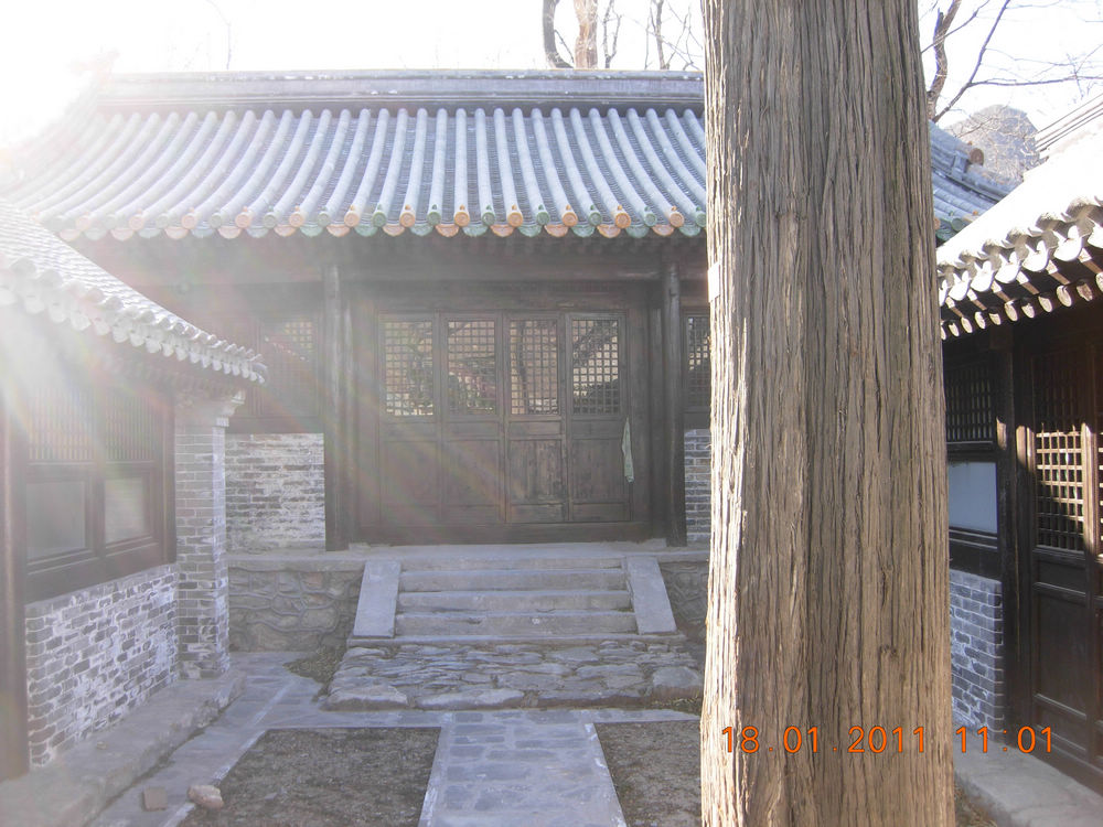 从门缝i拍的关帝庙院内