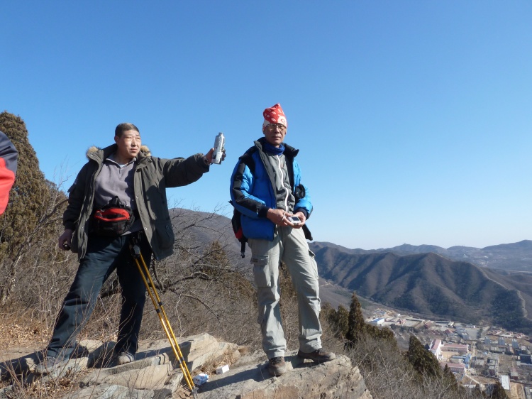 这位山友09年把腰摔了，头年刚拆了钢板，那天是头一次走四个多小时。