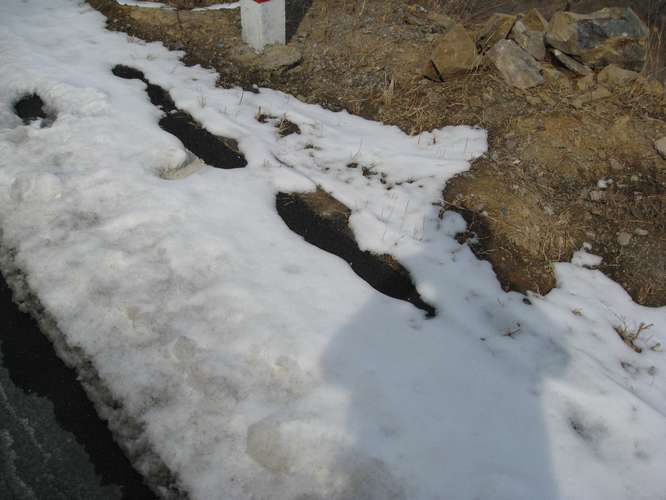 路边未融化的雪