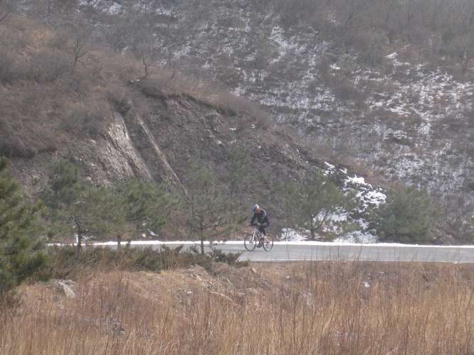 山上有不少骑车的人