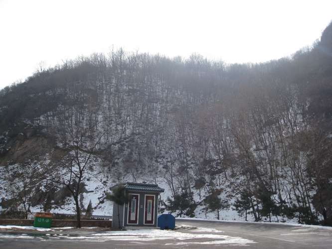 近山顶处，被这国画镇住，管理员以为我没见过雪，让我带些雪回家，我说可惜带不走这树这山 ... ... ... ...