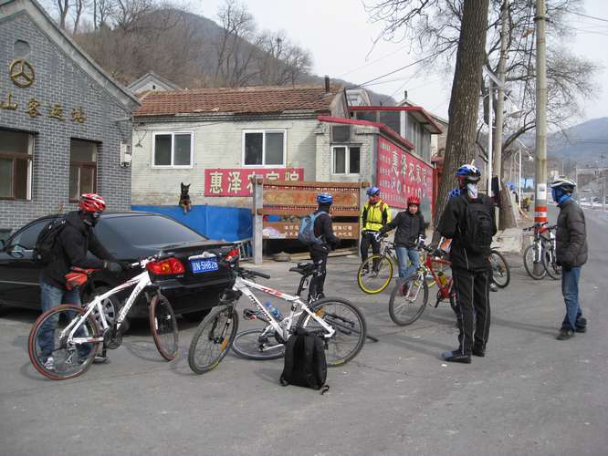 放坡小憩，注意看那左边好奇的狗狗