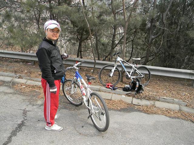 看看我兄弟的装束，帅吧：）