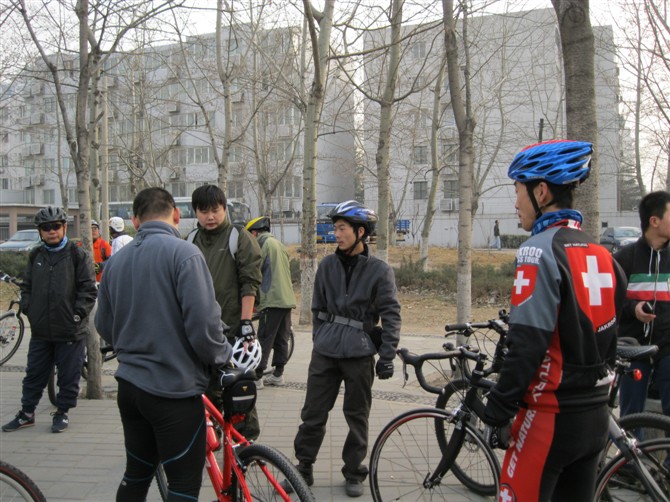 惜杨红和其他几位车友在讨论我的车