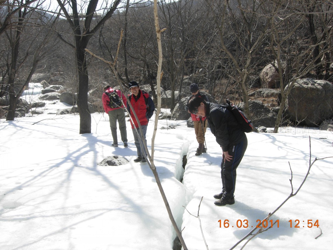 看，这冰有多厚