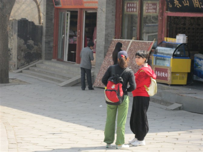 两个美女在等驴友