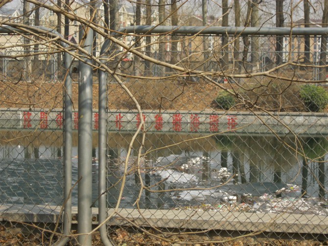 这就是那个什么引水渠，咋们就喝的这个