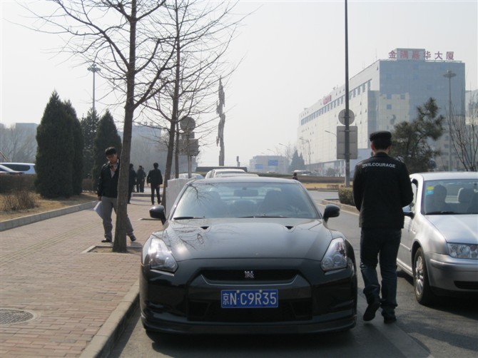 不知道什么牌子的车，哎，没见过世面啊，真拍的时候车主来了，还好没说什么，想处理掉车牌的，但是不会 ... ...