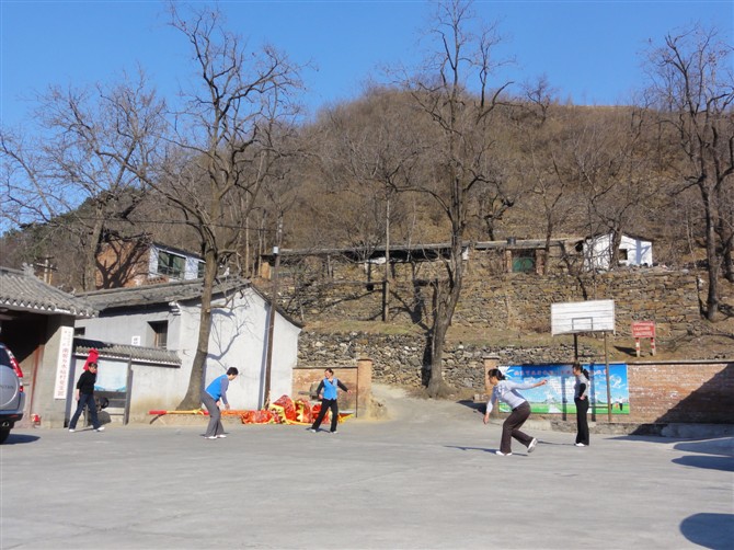 村民自娱自乐拽包