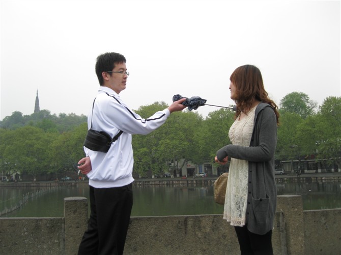 同事甲借机“调戏”同事乙