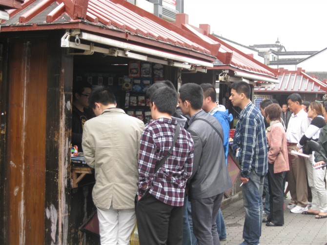 偷拍买东东的小魔术师，同事们都在围观