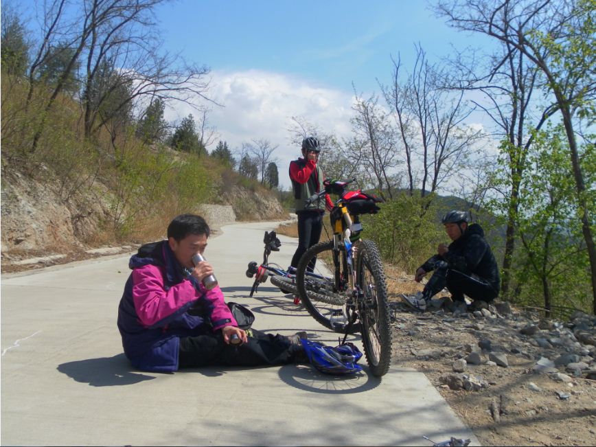 艰苦的跋涉之后上到了防火道，休整中