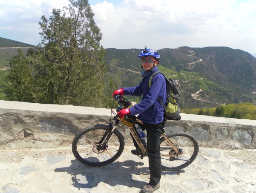 看到头盔上的卡子了吗 装摄像头的