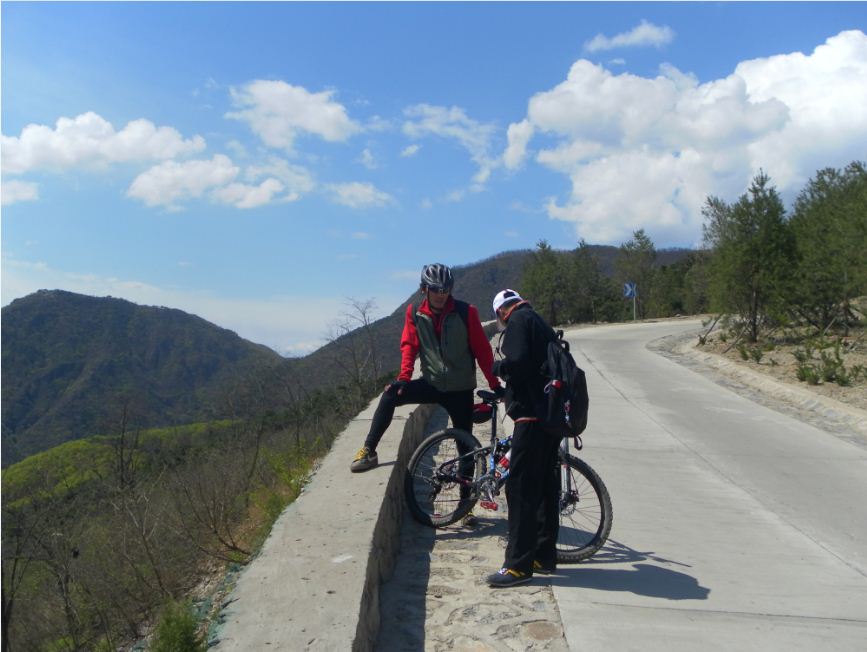 驴友对我们的车比较感兴趣