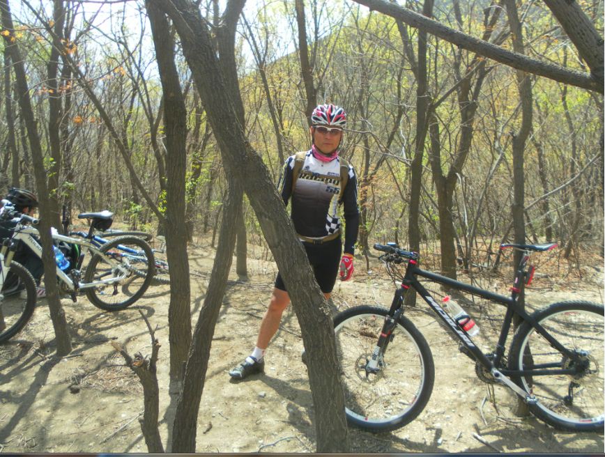 穿锁鞋的韩国大叔