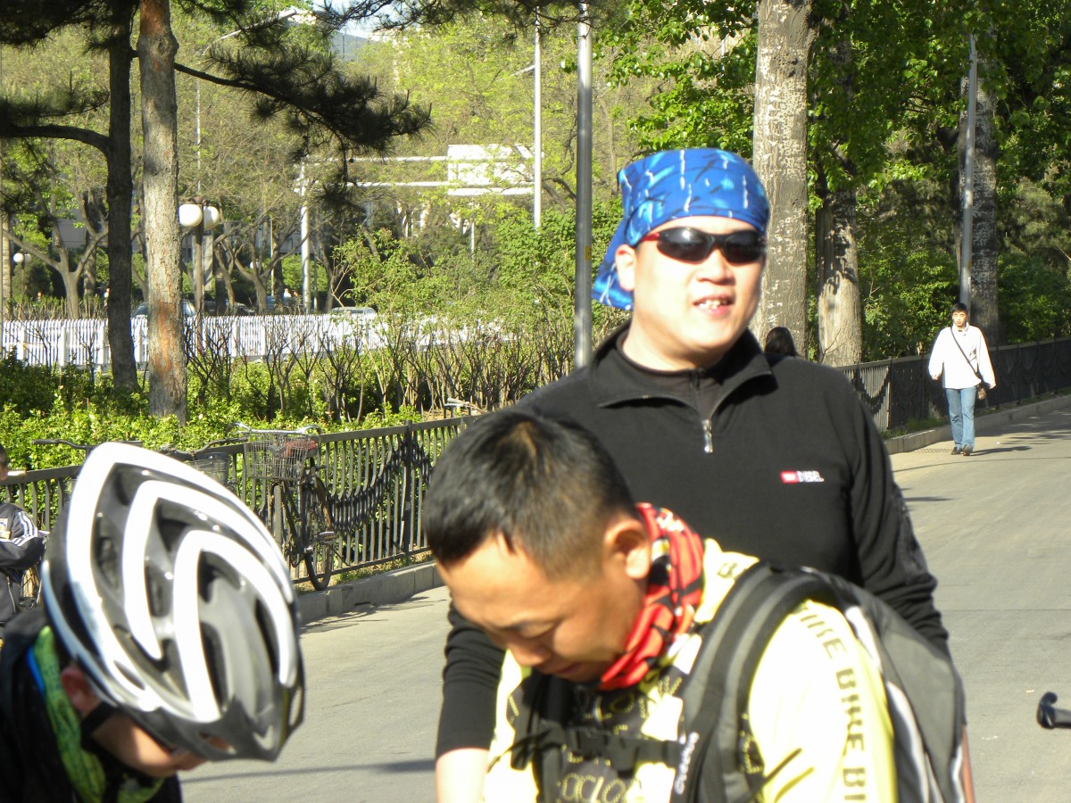 坦克人高i马大21寸的车在他的胯下显得那么小