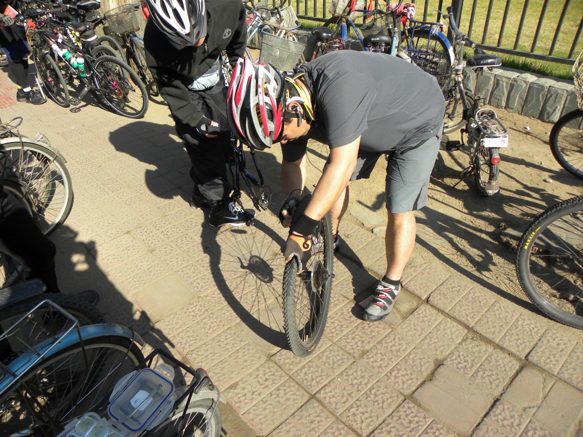 要出发了一个车友的车胎瘪了看这是谁在帮助车友