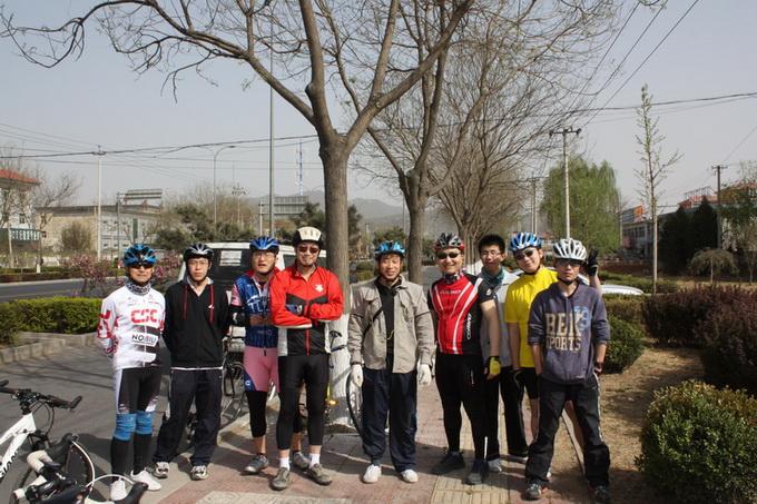 峪口合影 左起蒋哥 曹宁 野兽 丘先生 王哥 神采飞扬 佟鲲 老刘 SC