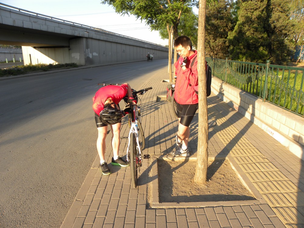 看，来了就帮车友调试车子