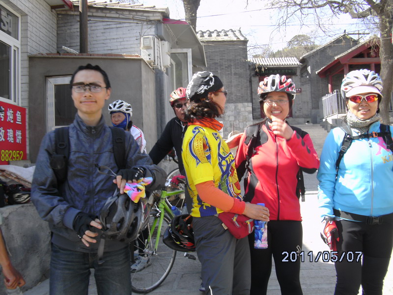 看看与那个美女撞衫了