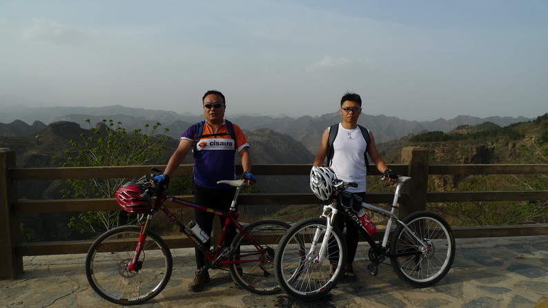 六石路垭口的观景平台留念。。风景很美