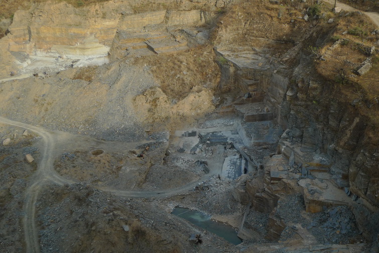 六石路山顶往下望：采石场