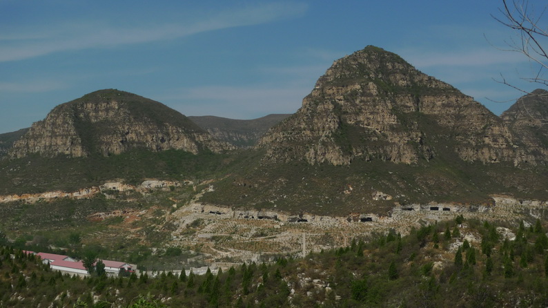 是不是石经山的藏经洞呀？