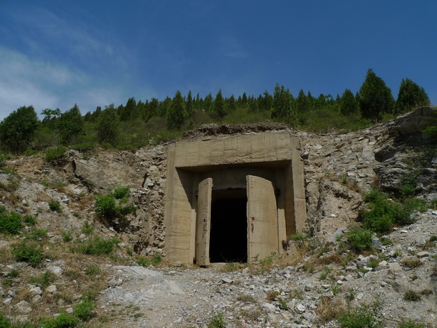 像是废弃的军事工事，里面还有呢。。只是看了看。。。