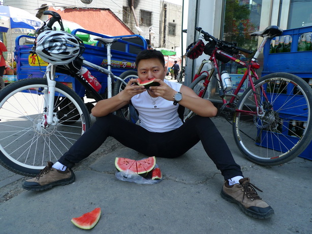 半个西瓜呀。。。我就吃一块。。。就拍照的光景：占为己有