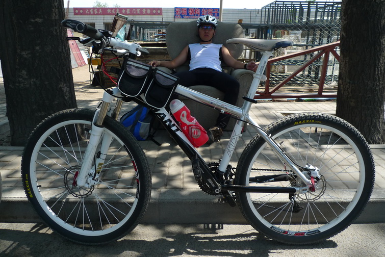 吃饱了：撑着了吧。。。。哈哈哈。。。路边休息