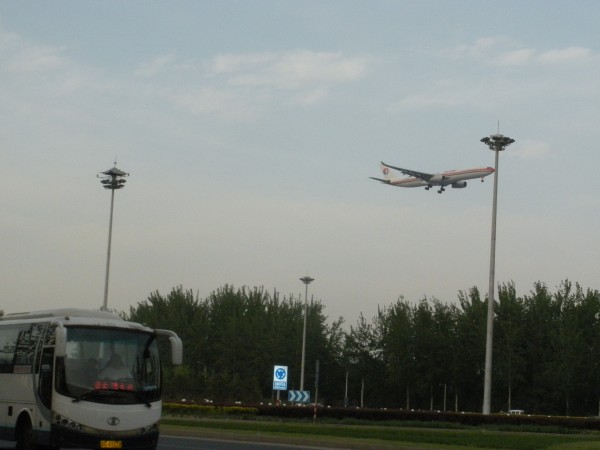 飞机撞灯杆儿了