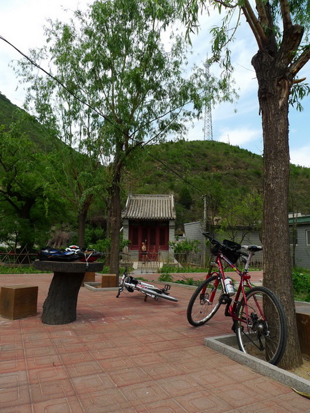 菩萨鹿村委会前的小广场。。对面是关帝庙