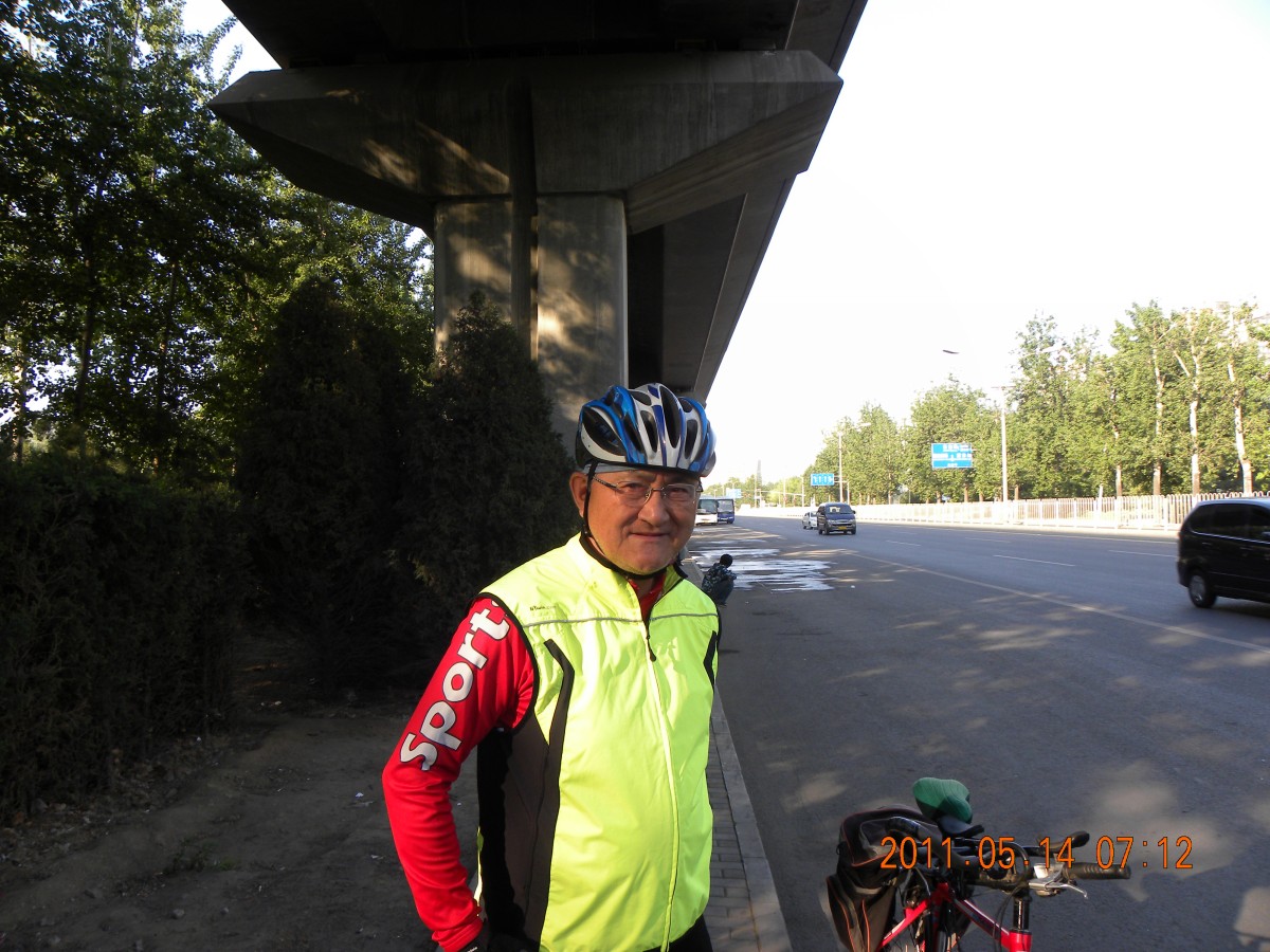 这老哥快70了，你看像吗？他说已经骑行了16个省市。