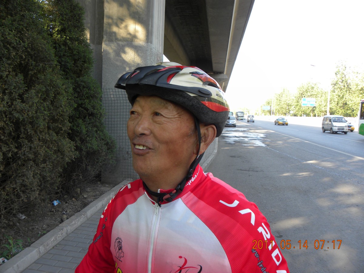 这老哥75了，60出头才开始骑车。