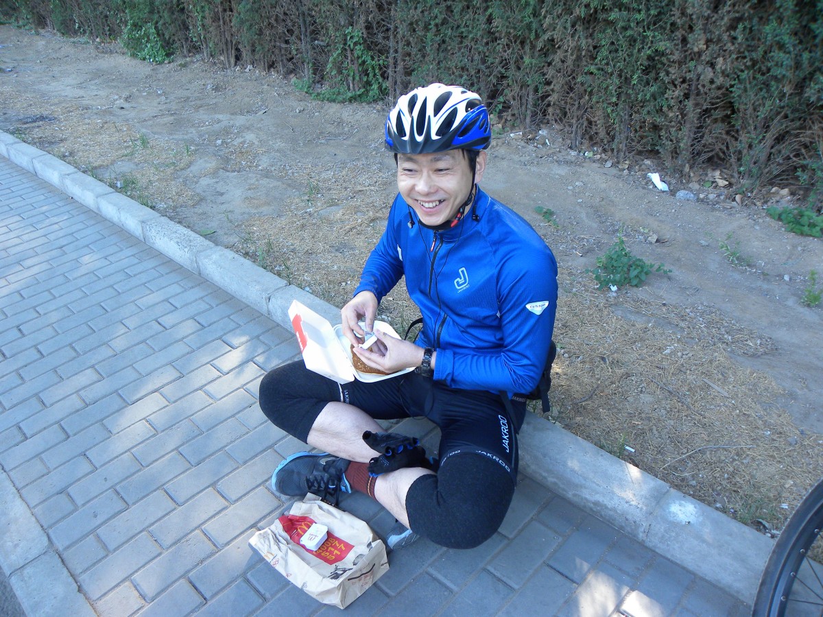 这车友早饭还没吃呢