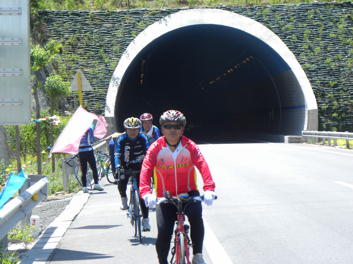看这75岁的车友骑着多带劲啊