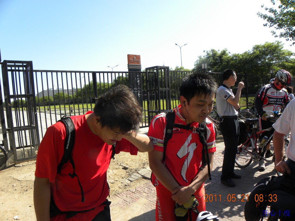 和那两个小盆友是一块的，在看蓝的的车