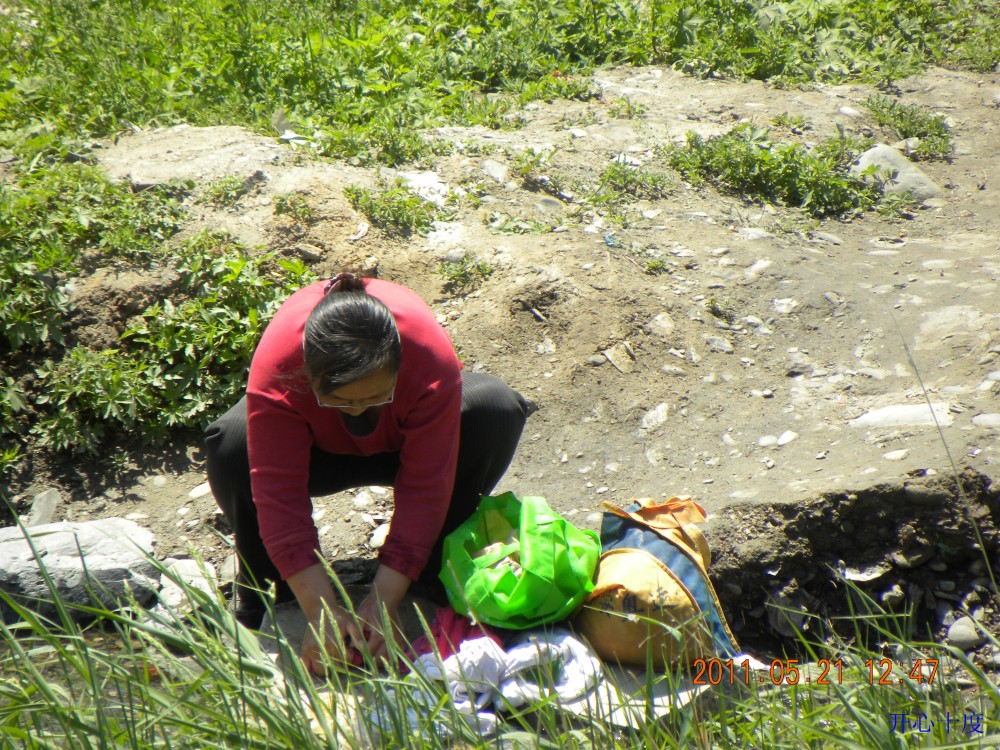 这位大姐在洗衣服