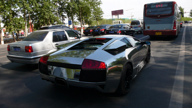 那天从四海回来的路上，看见一辆很拉风的跑车，有谁知道是什么牌子的吗？ ...