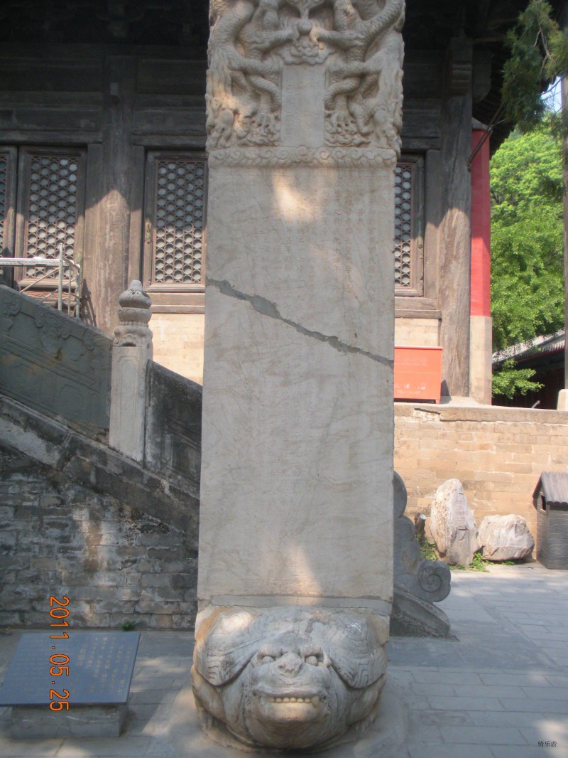 被毁的石碑又接上了