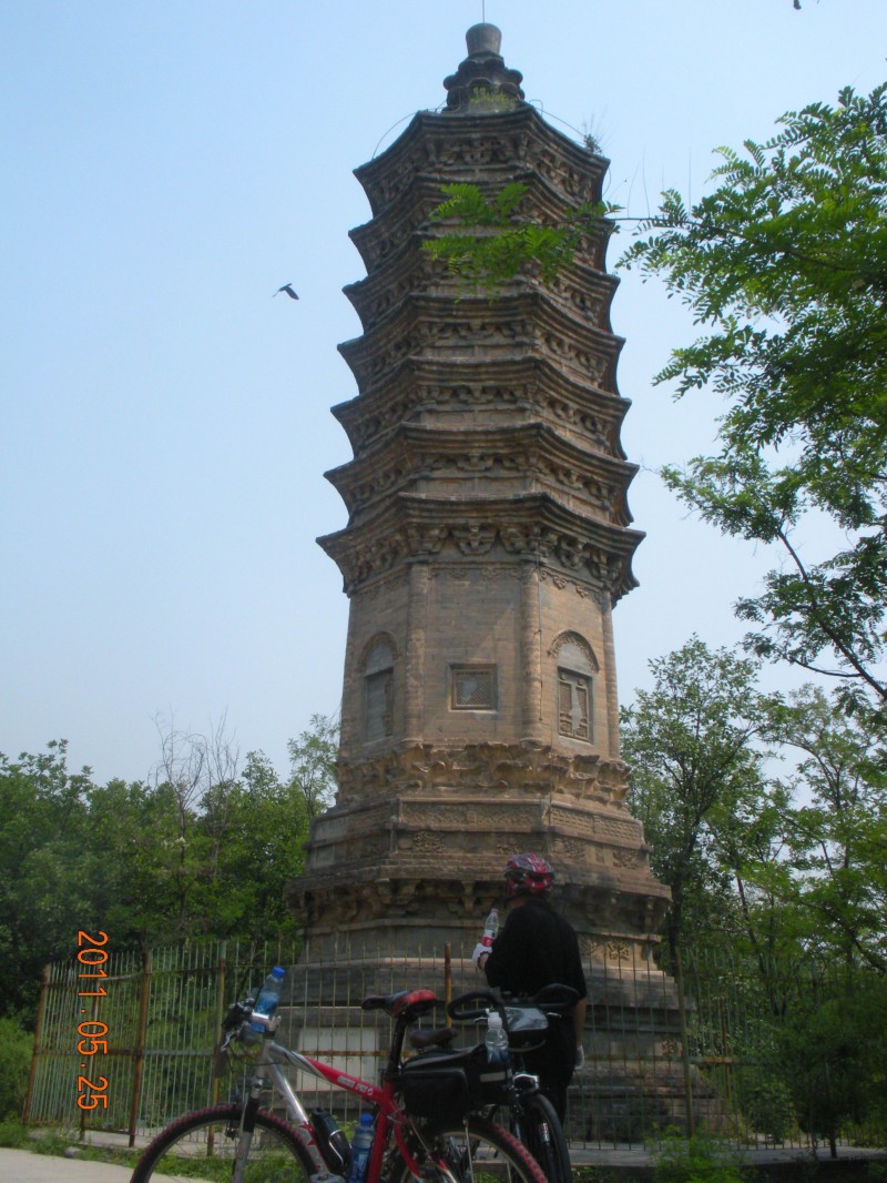 据说此塔是为某个国舅爷修建的