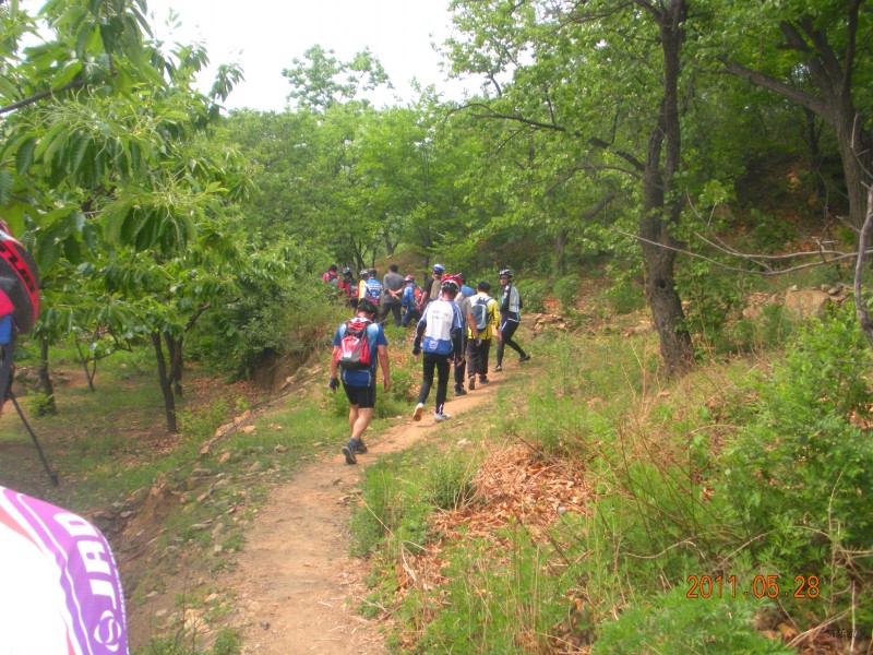 向龙泉峪残长城进发