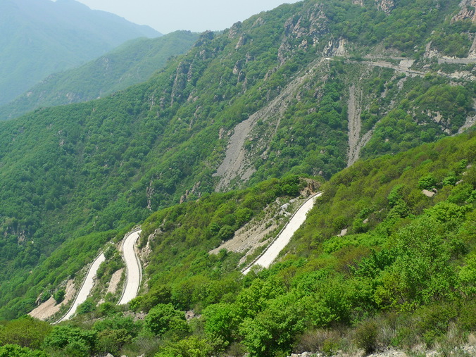 上山的路。。。比平谷玻璃台路有一比