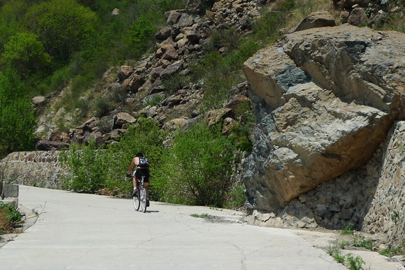 快跑。。有落石