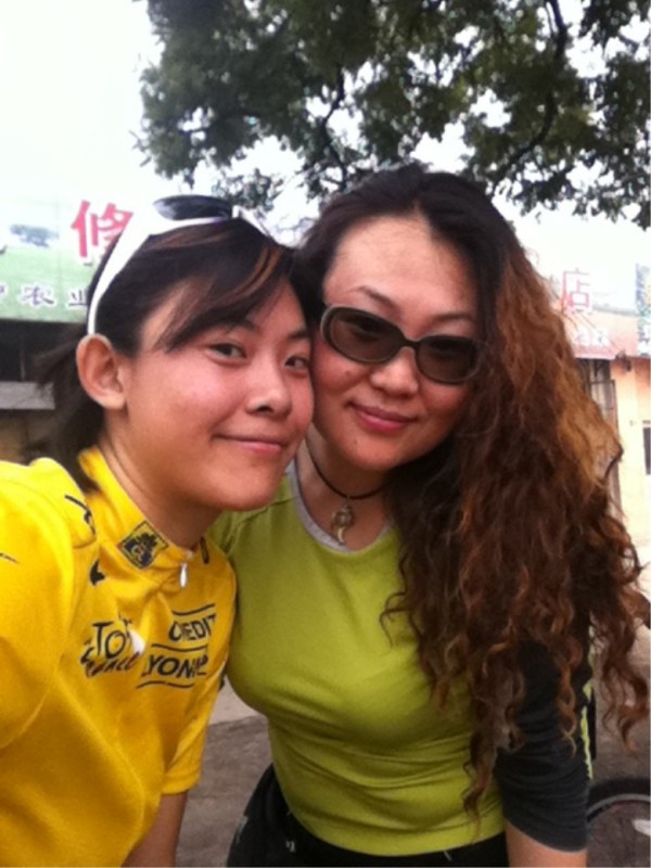 跟靓丽的月亮在一起，我觉得自己也青春了