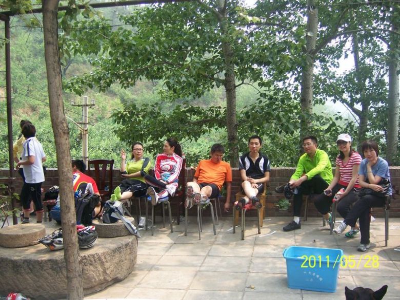 吃饱了庭院里侃大山