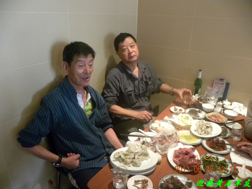 左边老随67了，我的路，车，山友，一个非常热心的老哥。