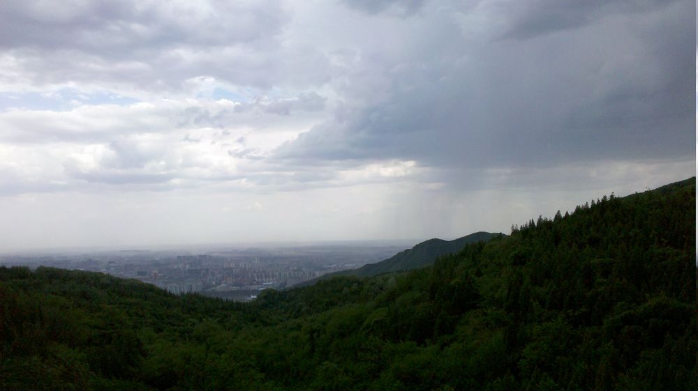 很诡异的云 象倒水一样“倒云”