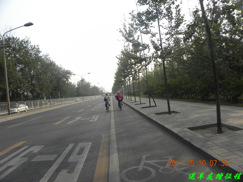 老农可能要展示一下骑的飞快，笑侠怕他走错了赶紧追去。